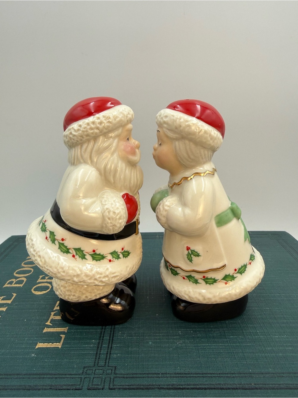 LENOX HOLIDAY SANTA AND MRS CLAUS CHRISTMAS 2 PIECE SALT & PEPPER SHAKERS No Box